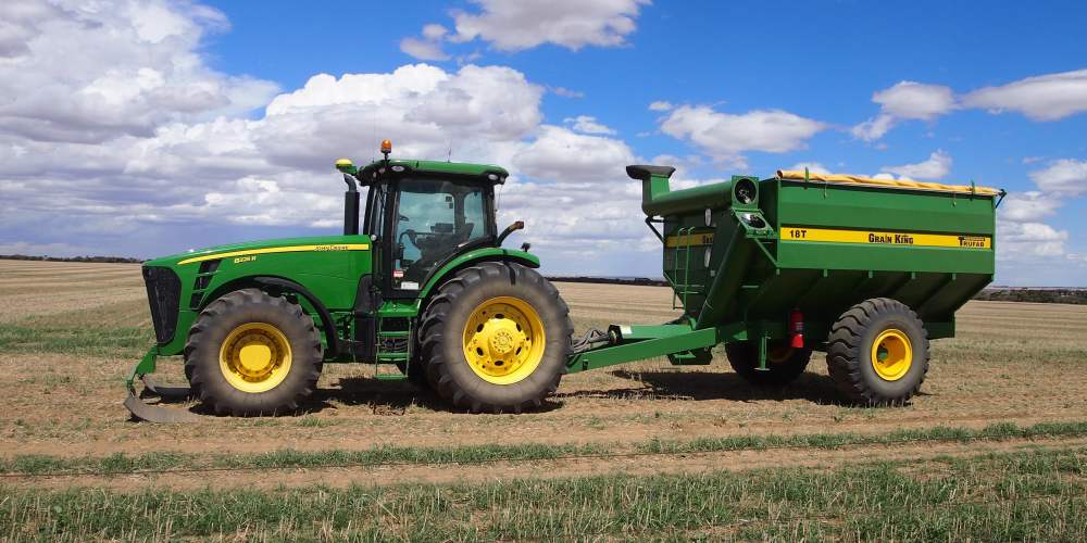 John Deere 8225 R tractor